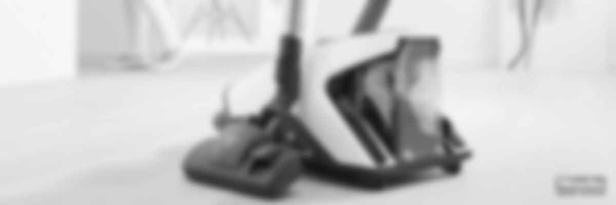 Roter Miele Blizzard CX1 Staubsauger auf Holzfußboden, daneben Miele-Logo und Werbetext auf schwarzem Hintergrund.